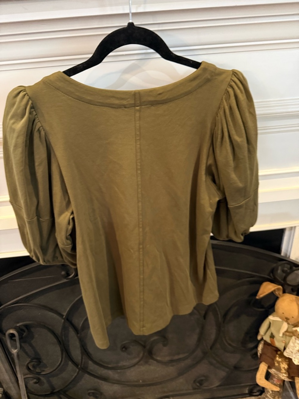 Gibson Latimer Olive Green Puff Sleeve Top - Picture 2 of 3